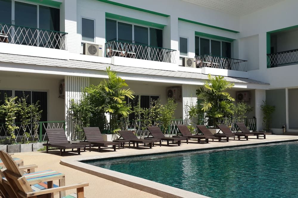 حوض السباحة