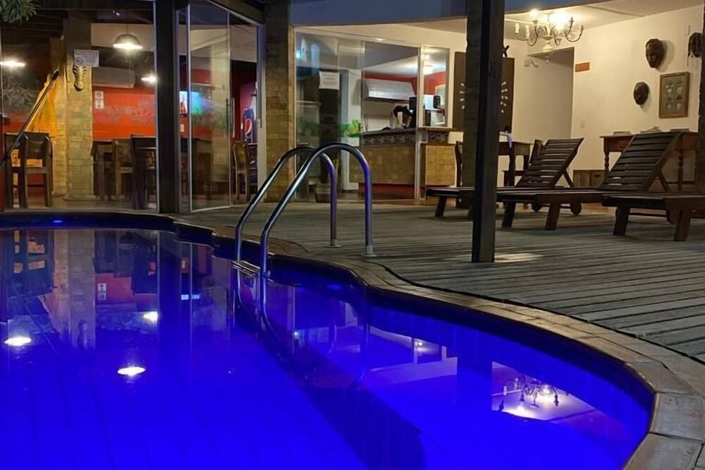 حوض السباحة