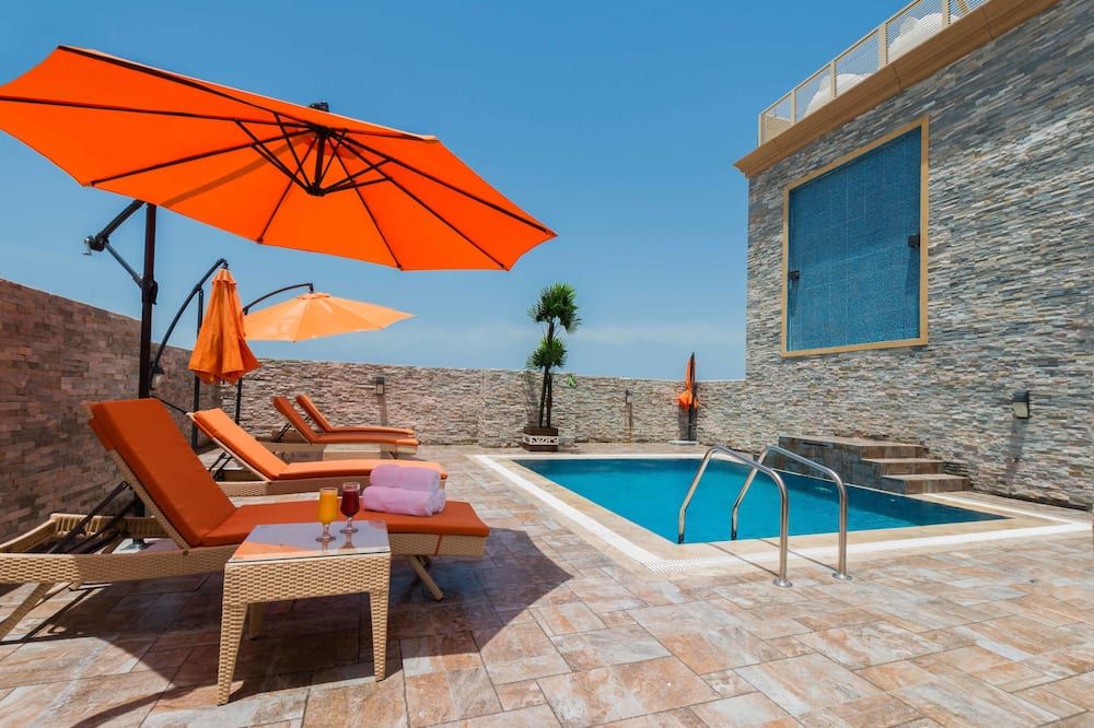 حوض السباحة