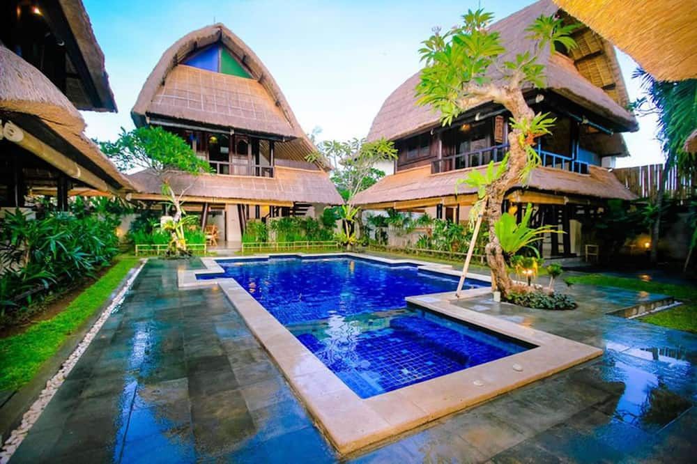 حوض السباحة