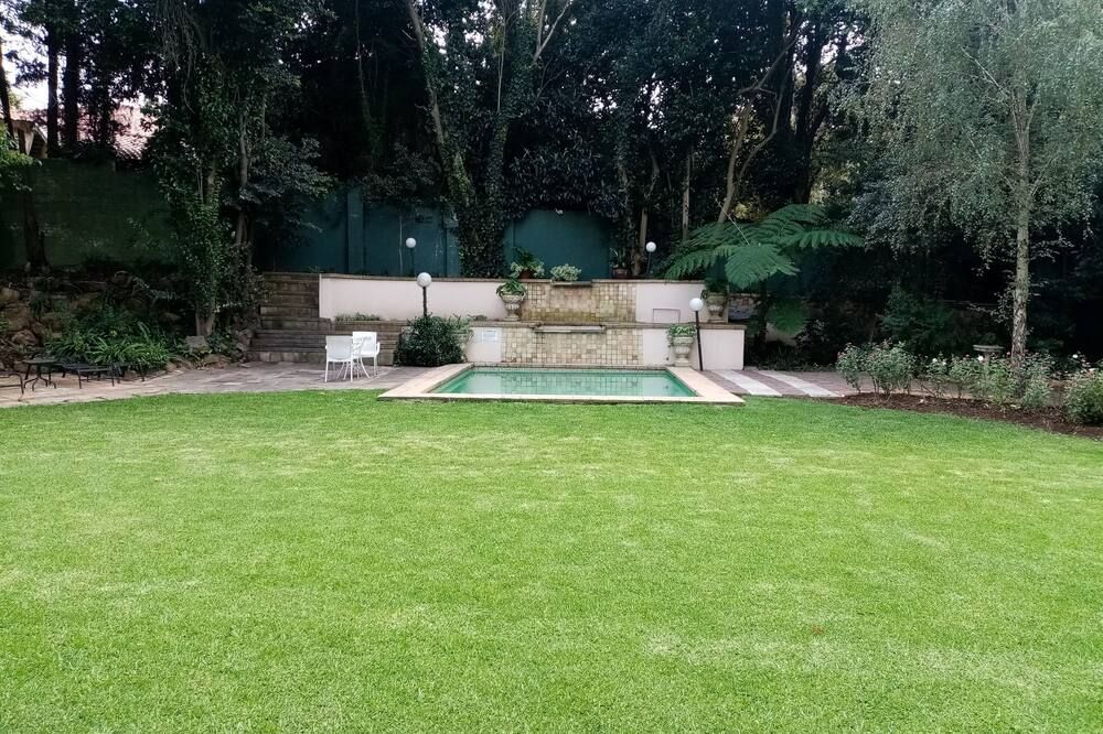 حوض السباحة