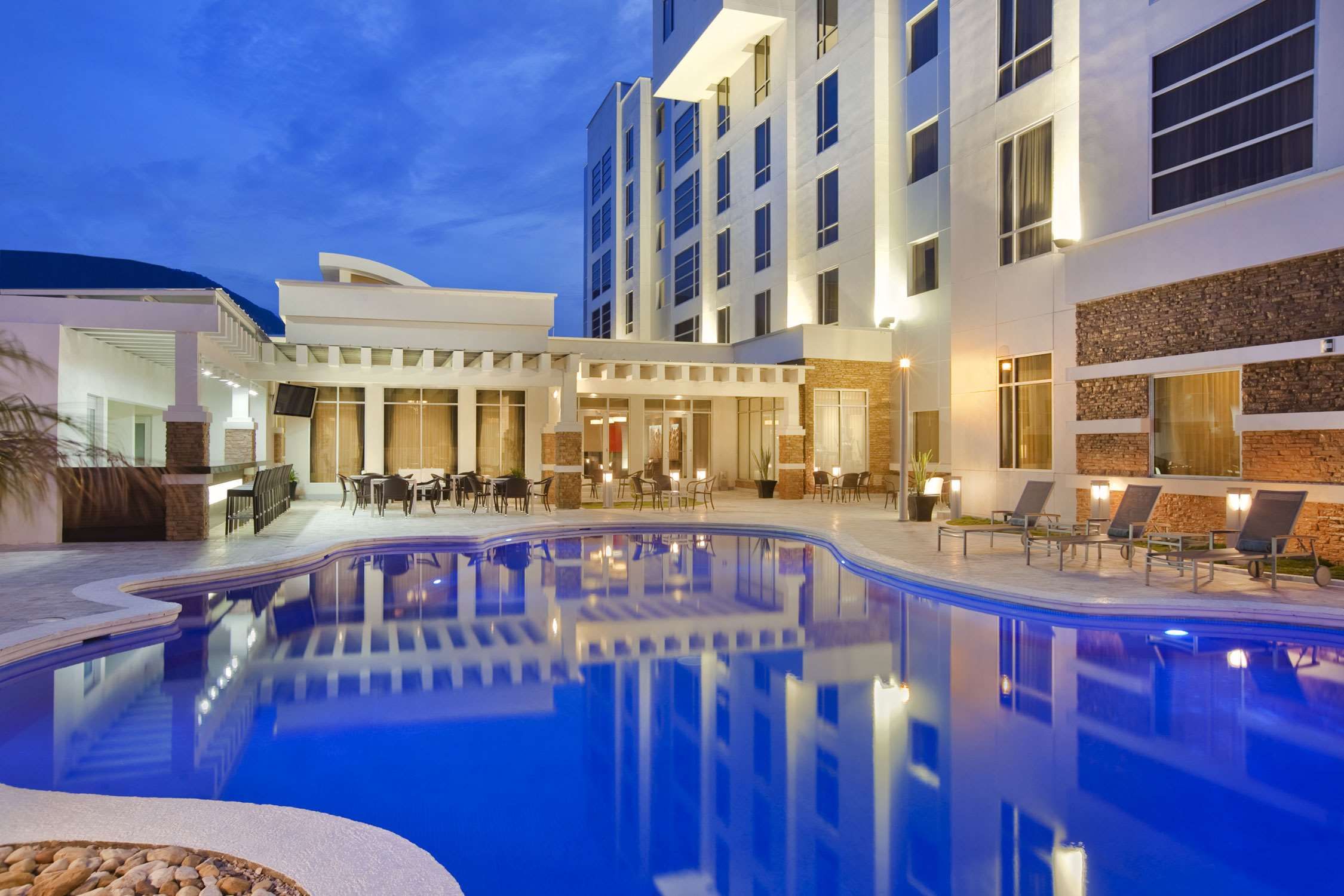 حوض السباحة