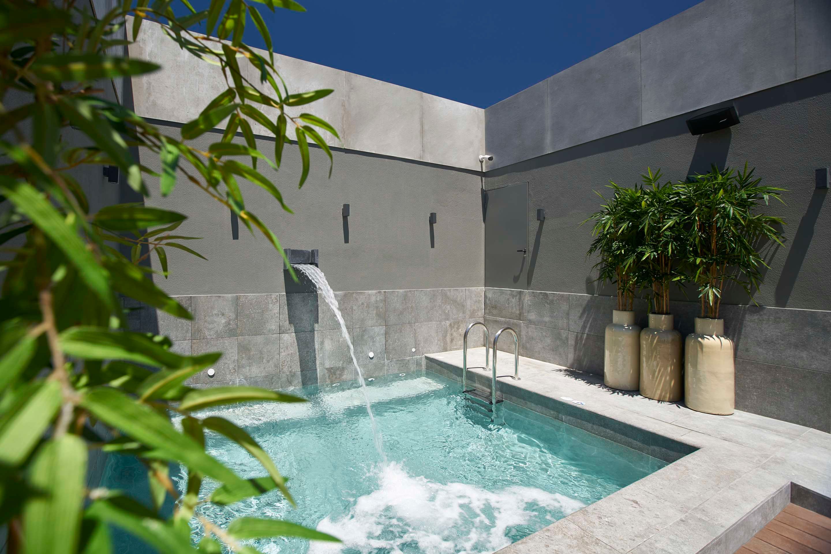 حوض السباحة