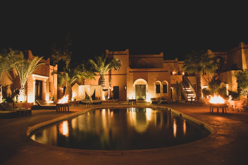 حوض السباحة