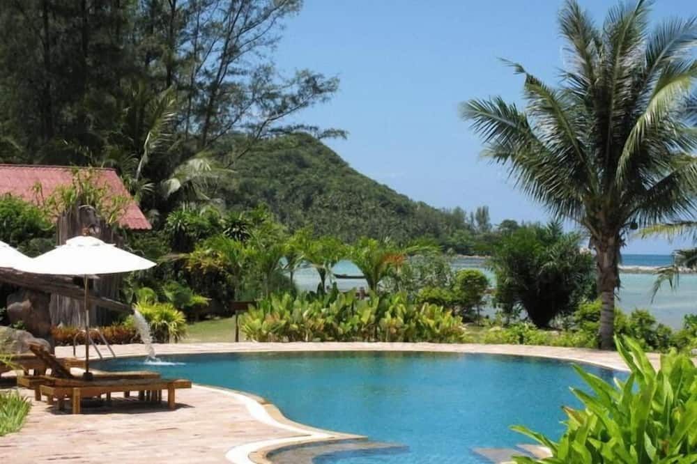 حوض السباحة