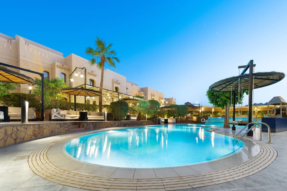 حوض السباحة