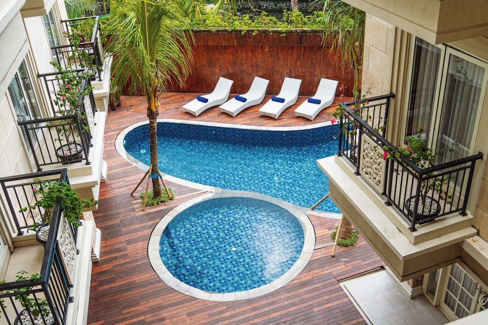 حوض السباحة