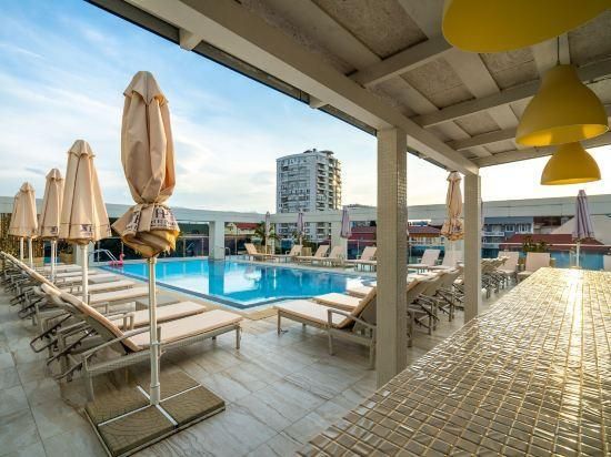 حوض السباحة