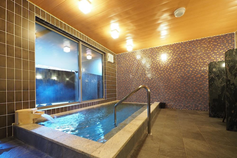 حوض السباحة