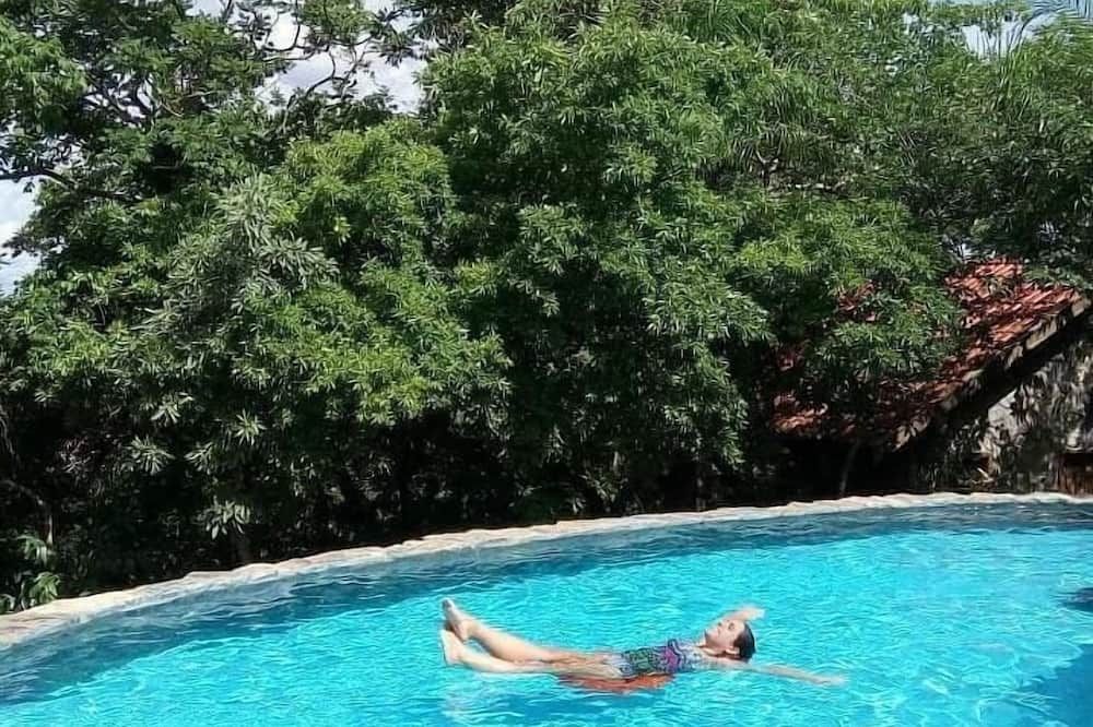 حوض السباحة