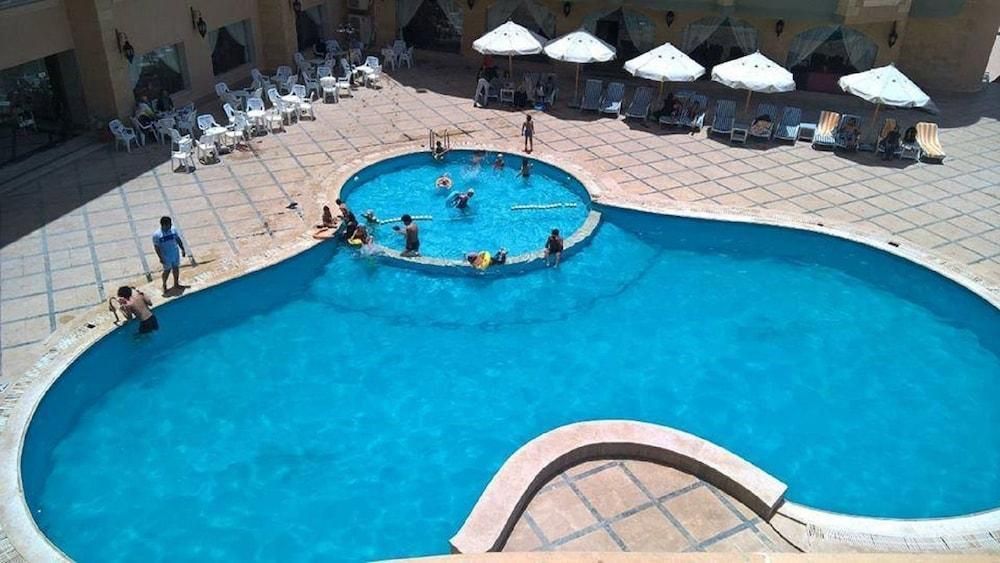 حوض السباحة