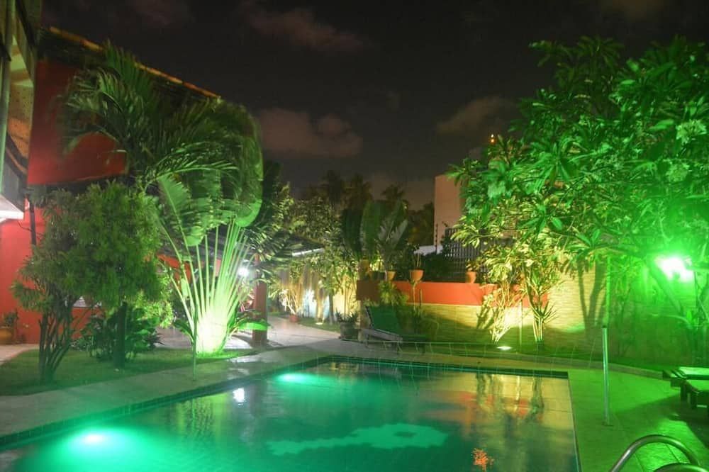 حوض السباحة