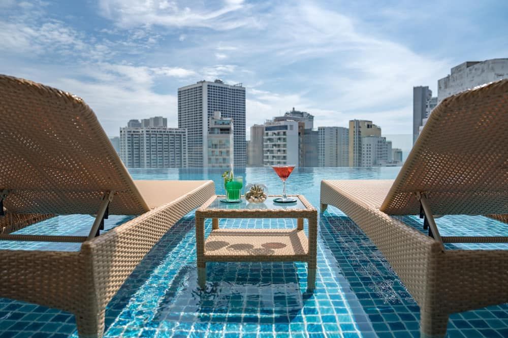 حوض السباحة