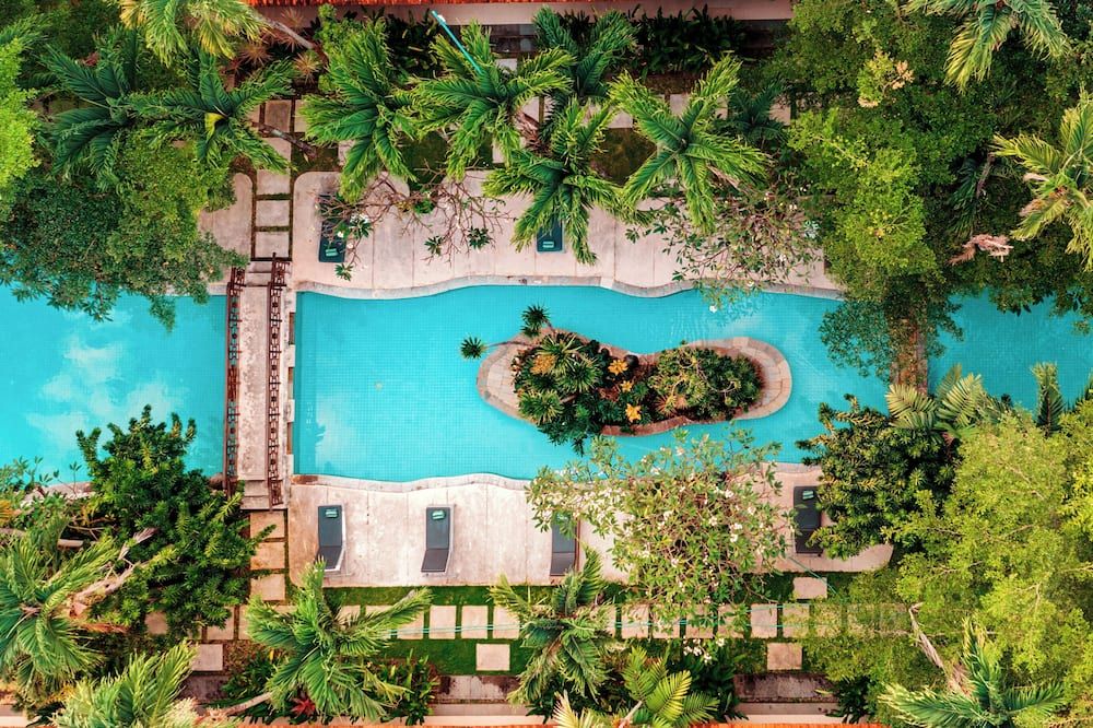 حوض السباحة