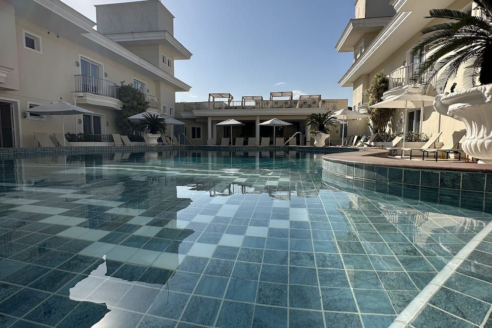 حوض السباحة