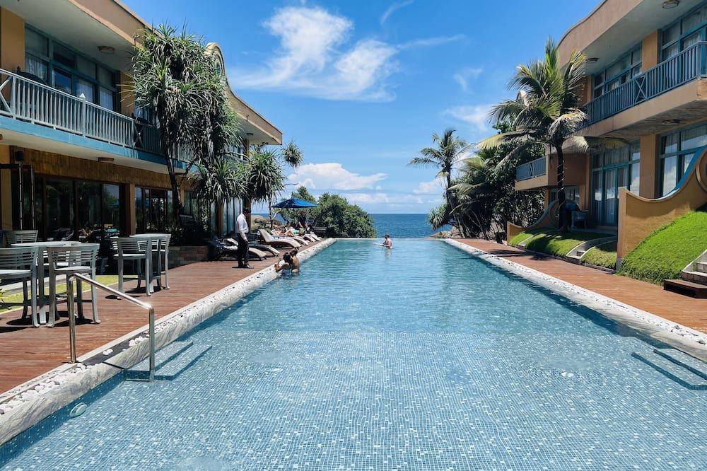 حوض السباحة