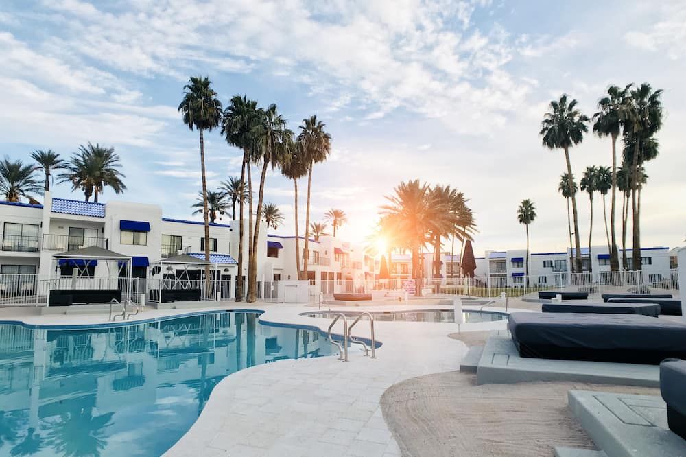 حوض السباحة