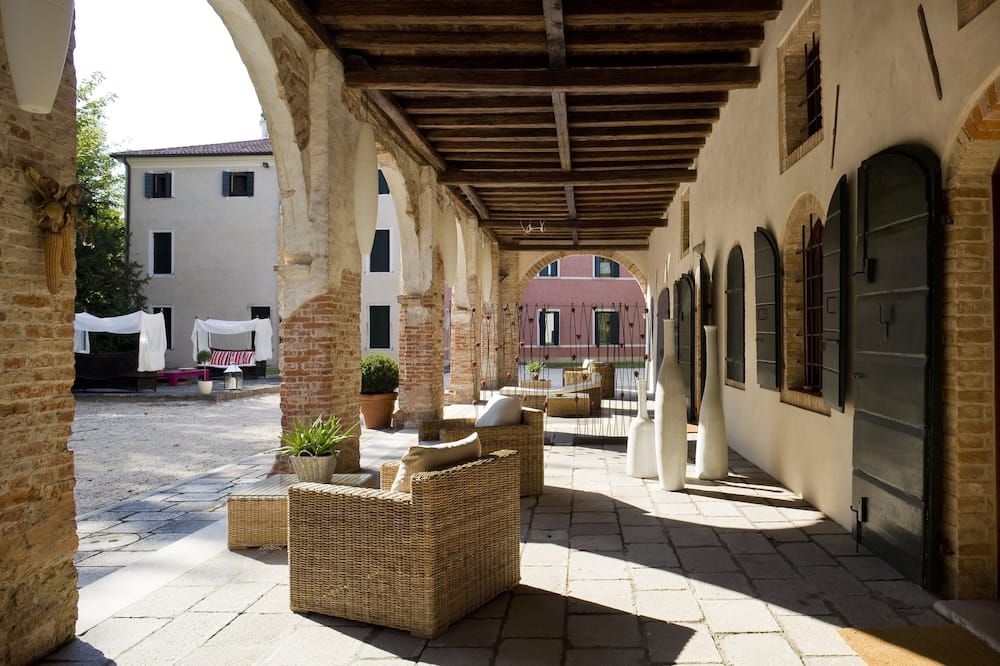 شرفة مرصوفة