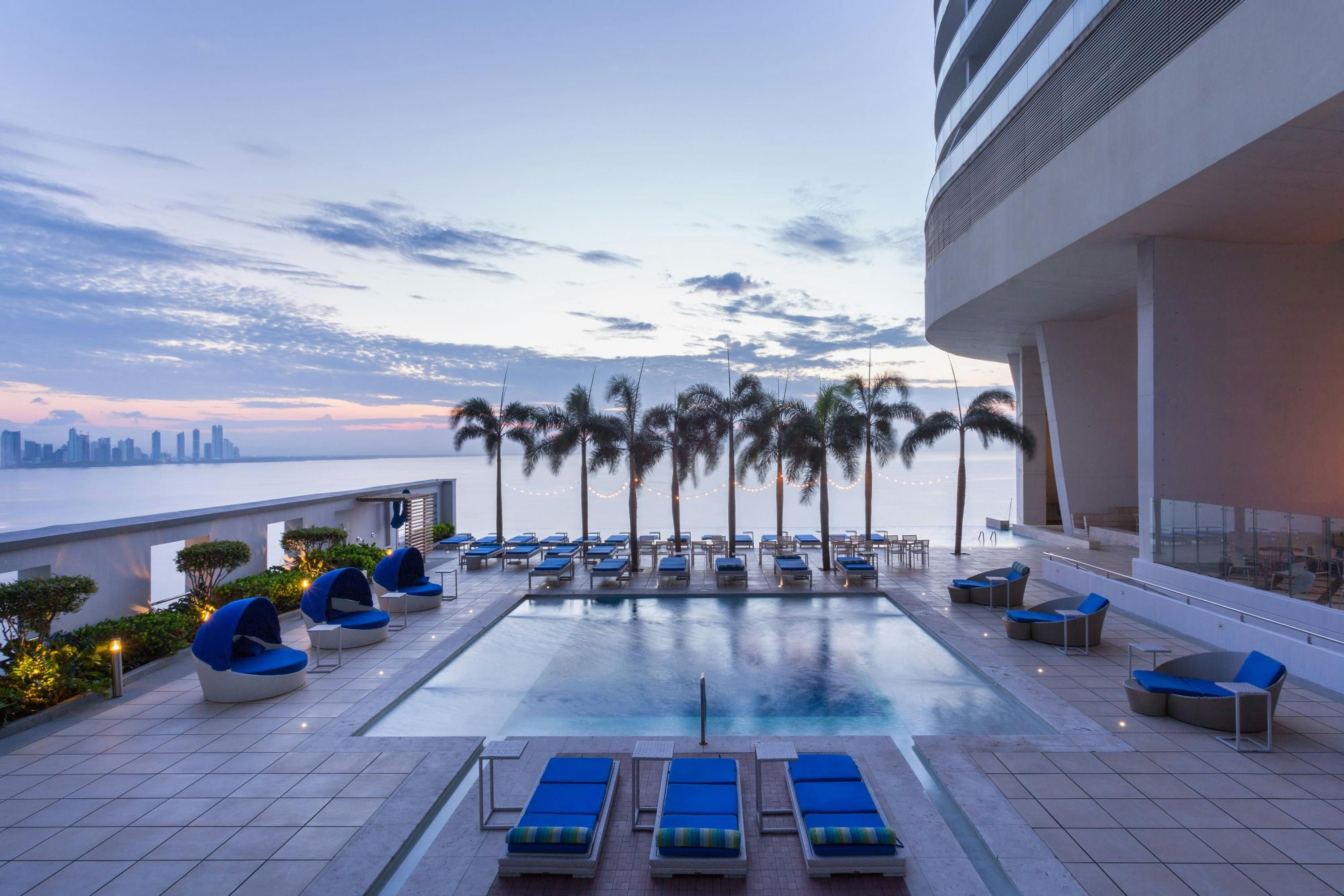 حوض السباحة