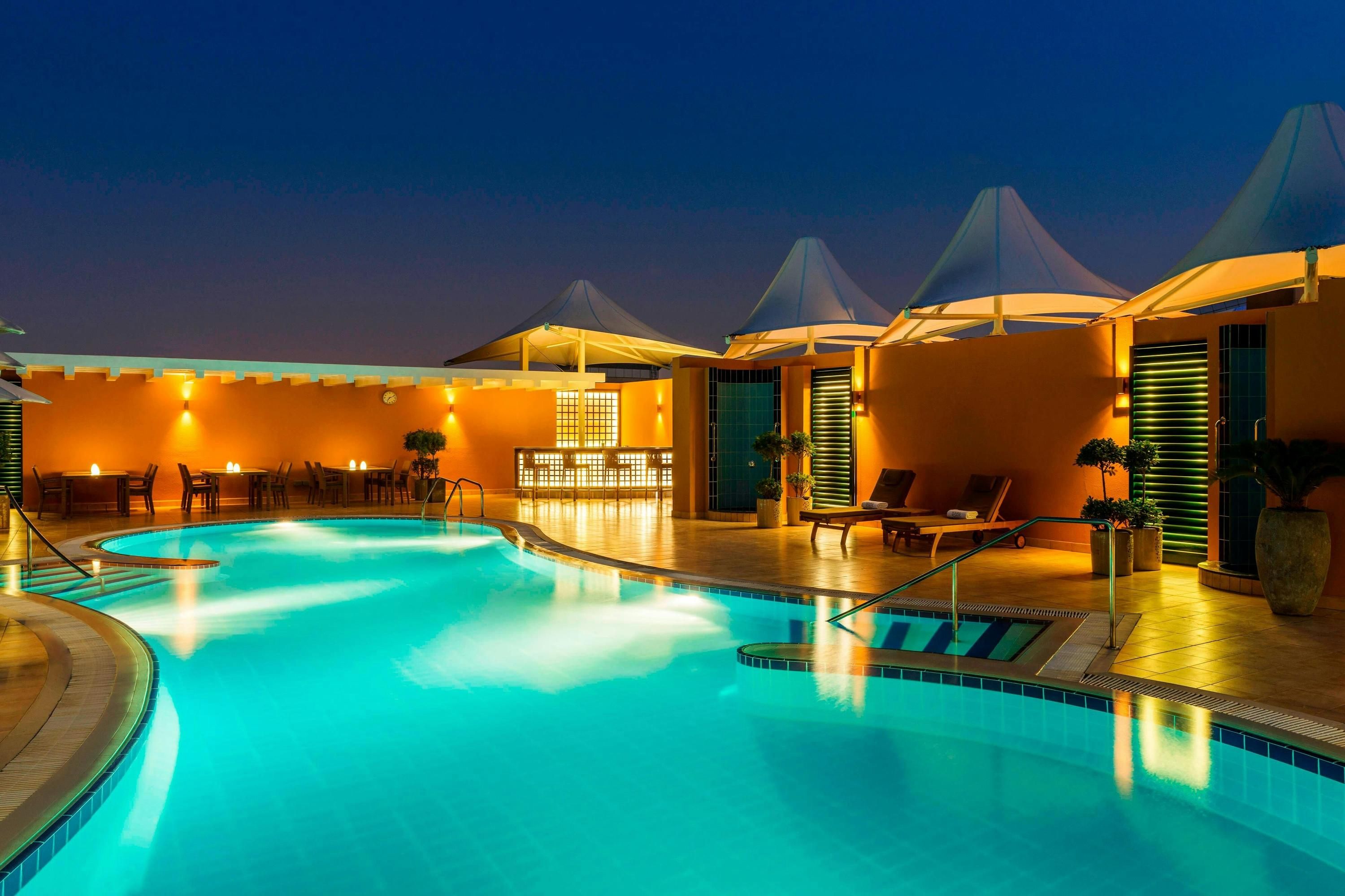 حوض السباحة