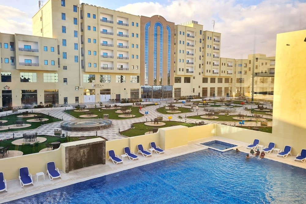 حوض السباحة
