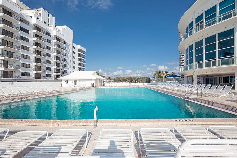 حوض السباحة