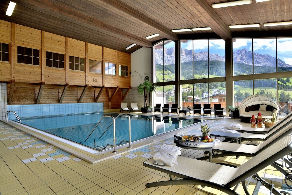 حوض السباحة