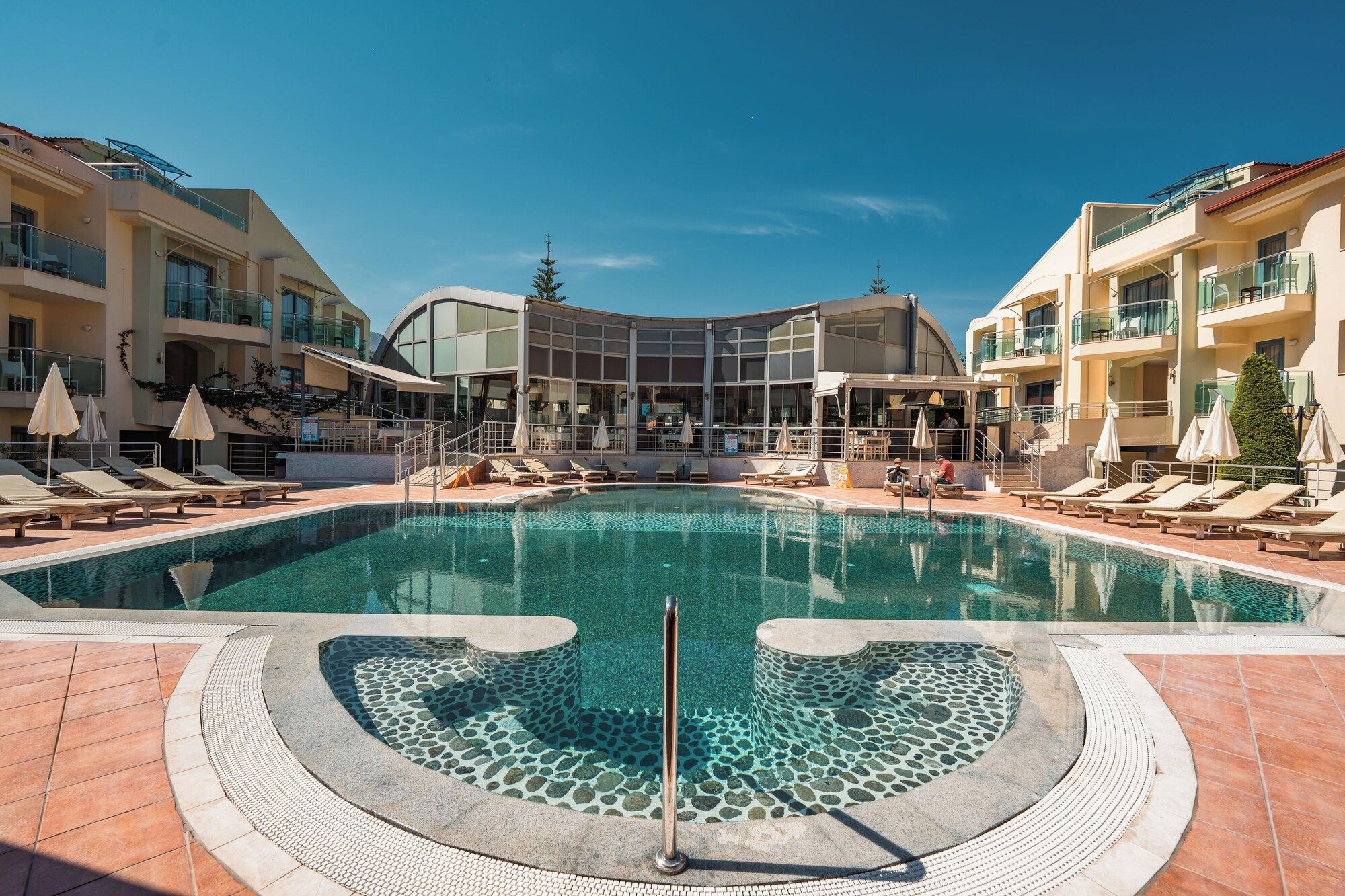 حوض السباحة