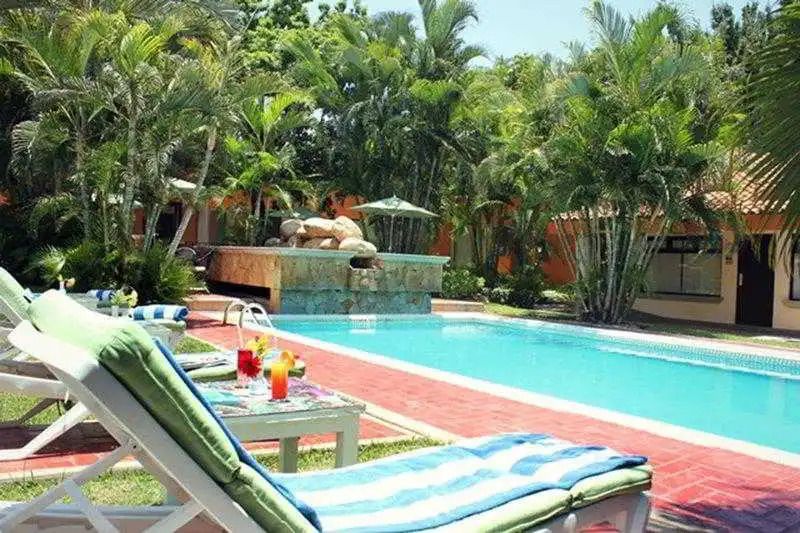 حوض السباحة