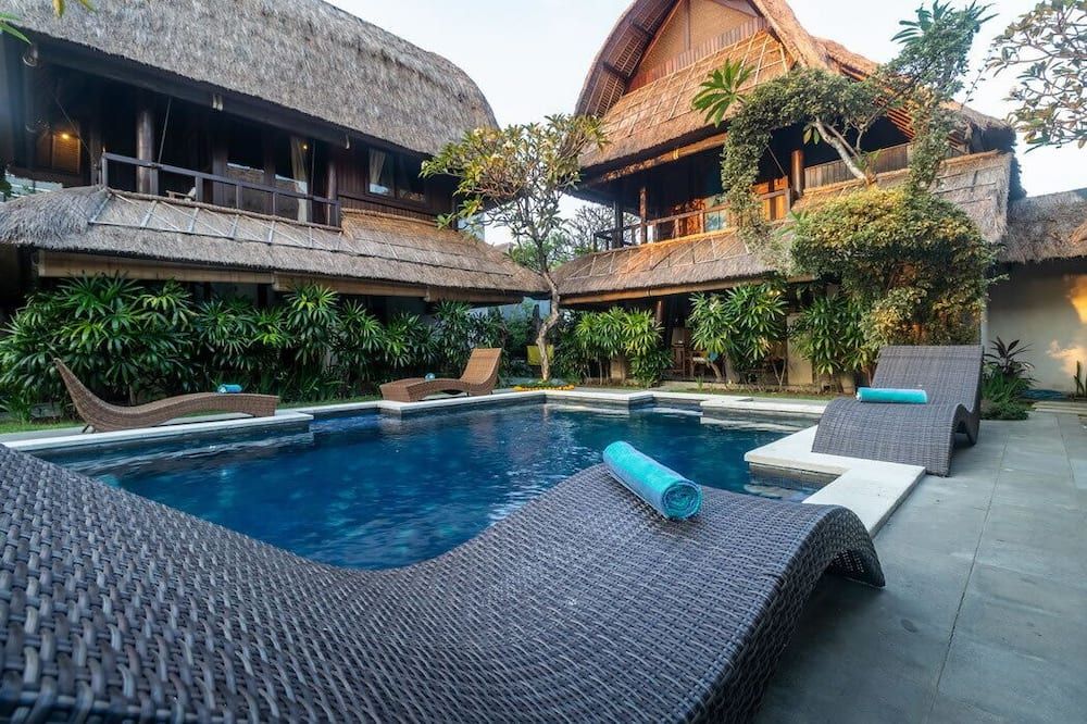 حوض السباحة