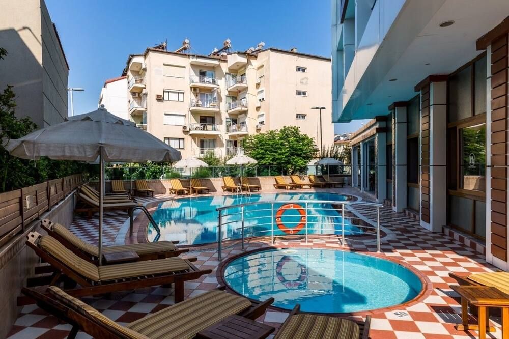 حوض السباحة