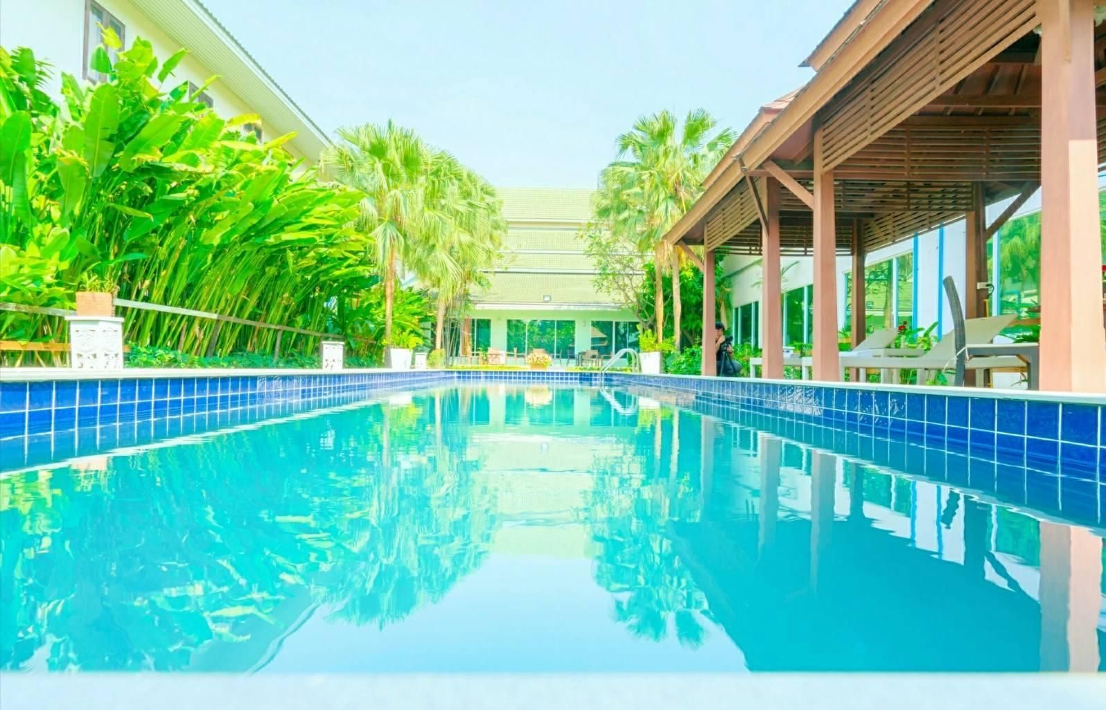 حوض السباحة