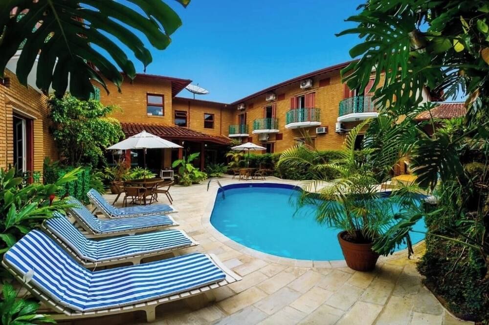 حوض السباحة