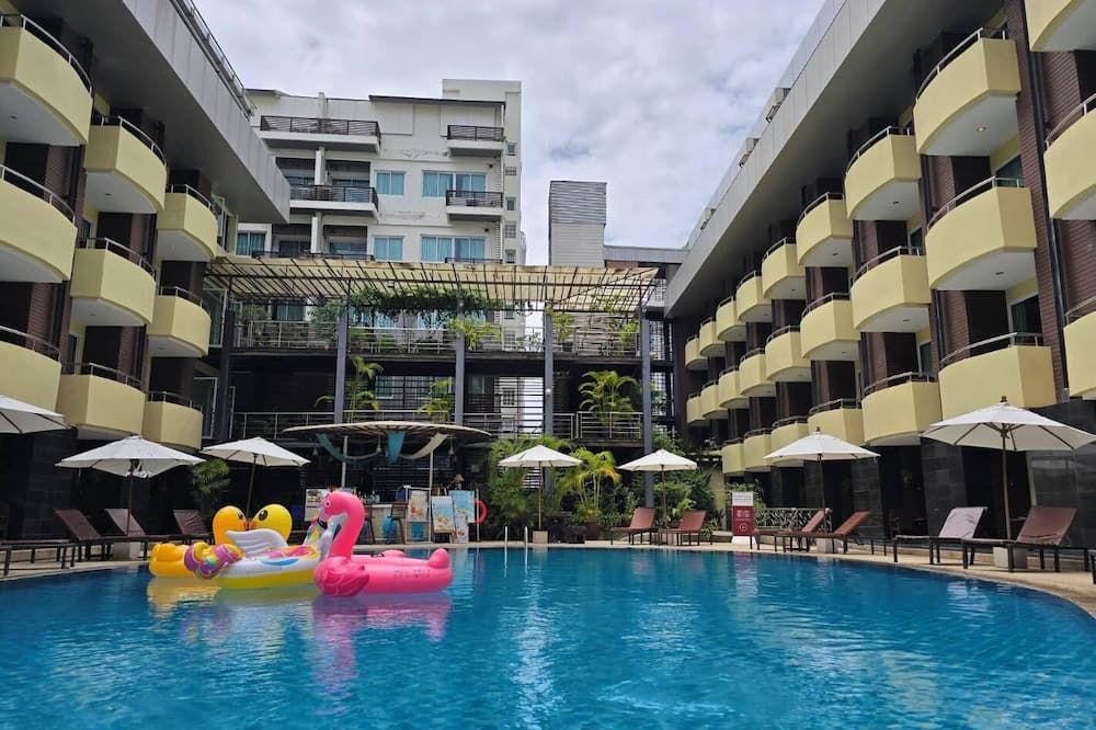 حوض السباحة