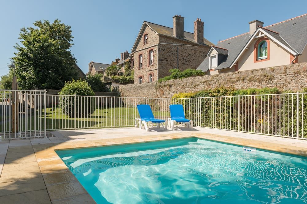 حوض السباحة