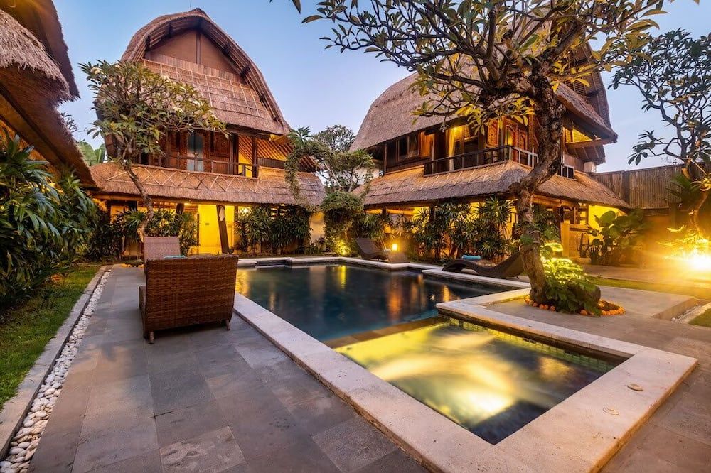 حوض السباحة