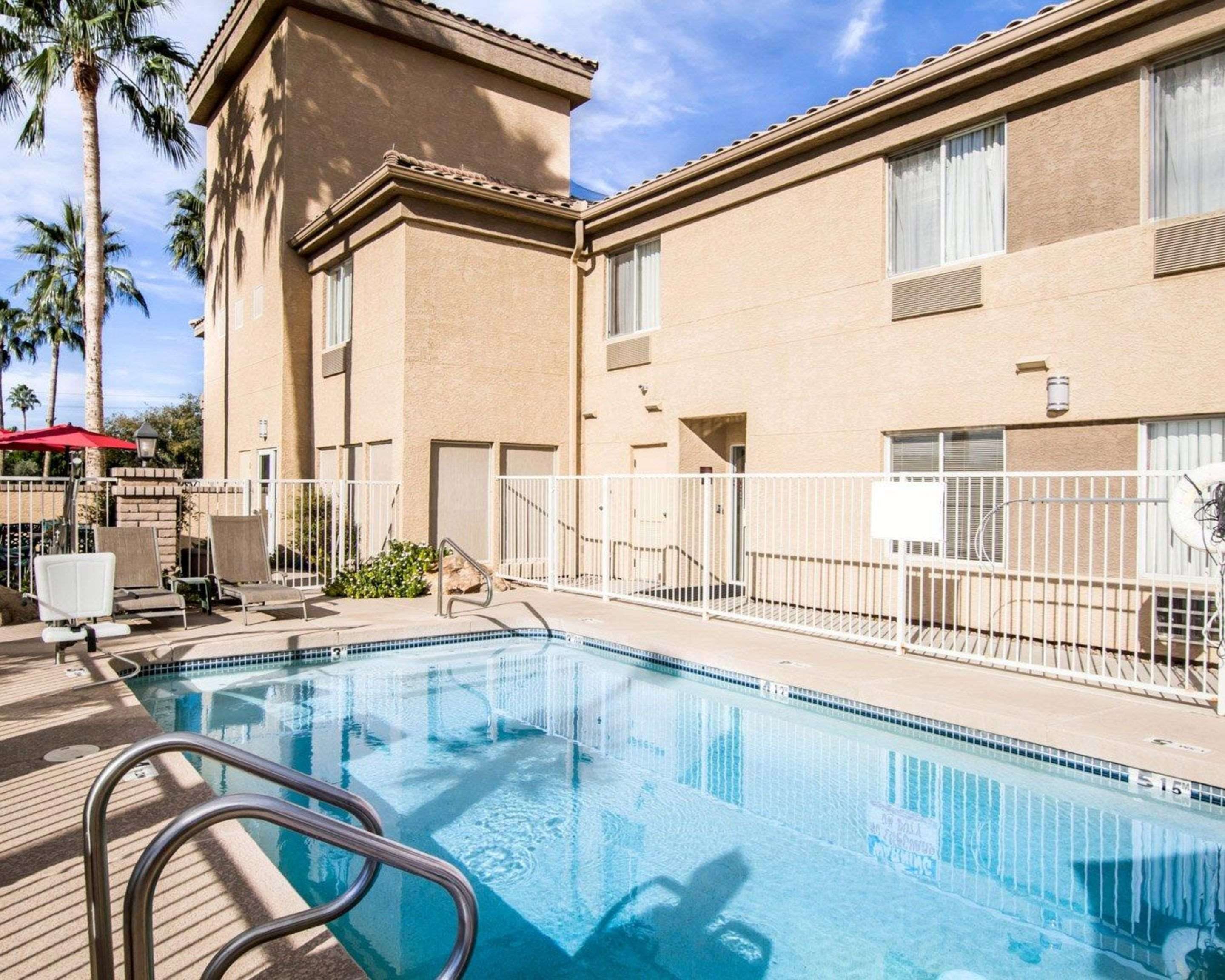 حوض السباحة