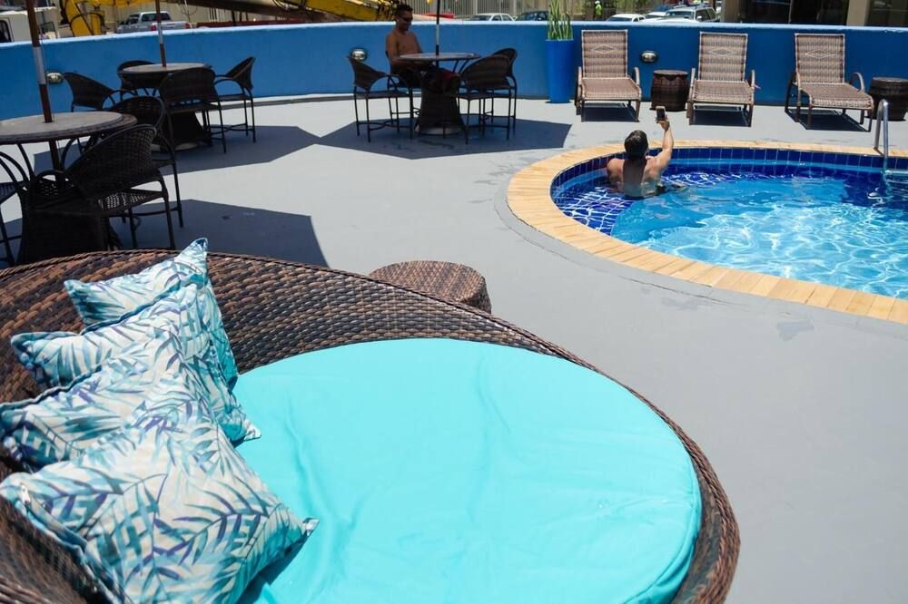 حوض السباحة