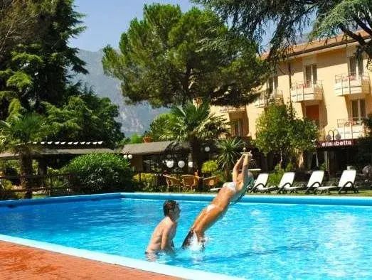 حوض السباحة