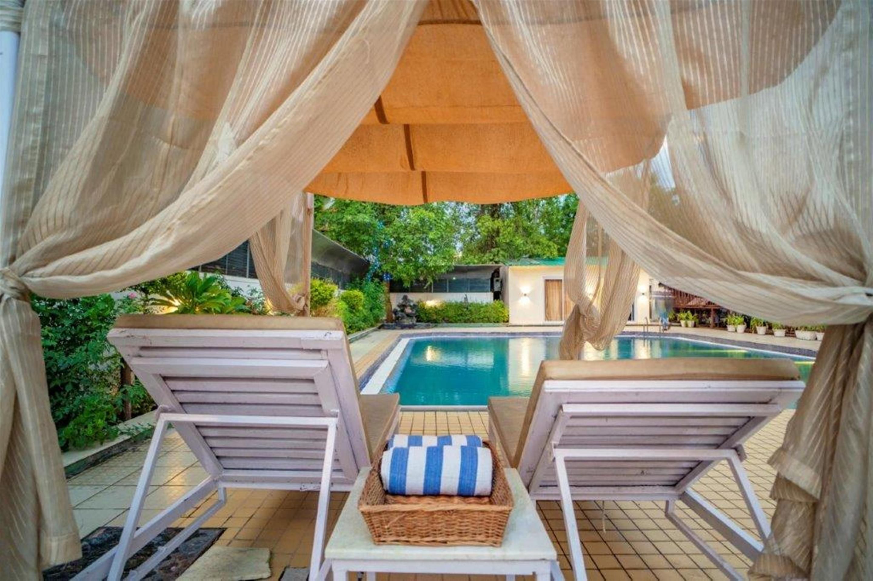 حوض السباحة