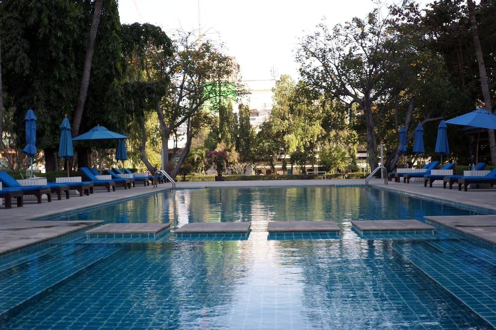 حوض السباحة