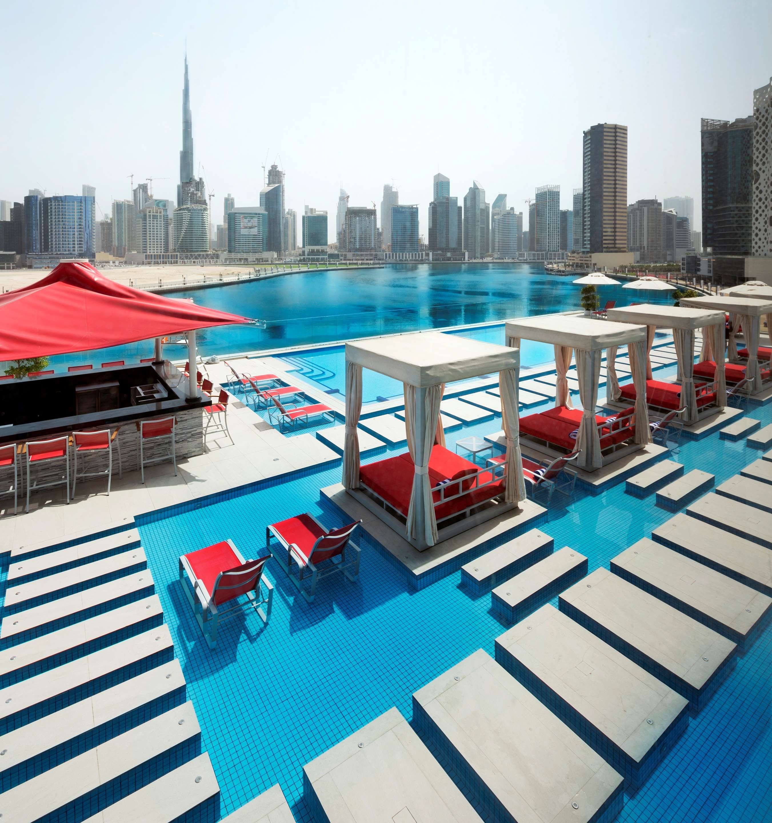 حوض السباحة