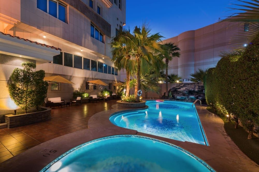 حوض السباحة