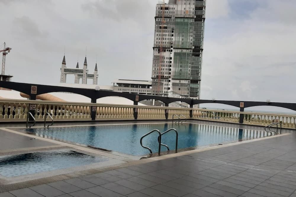 حوض السباحة