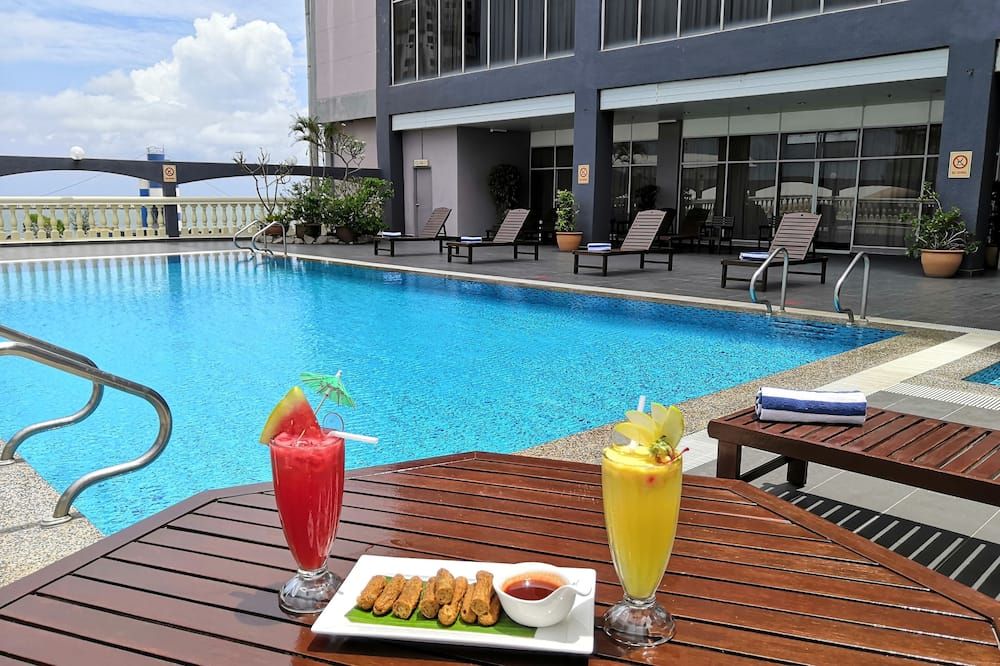 حوض السباحة