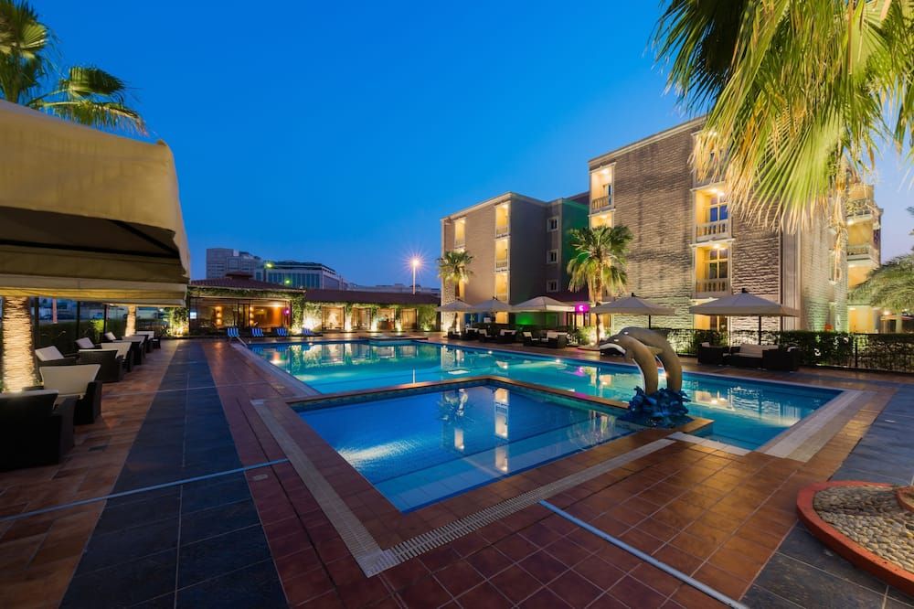 حوض السباحة