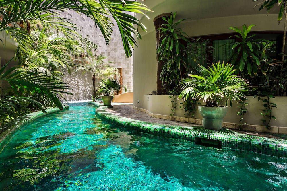 حوض السباحة صورة