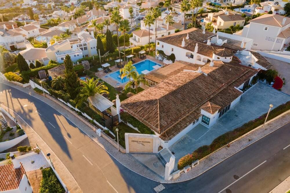 حوض السباحة