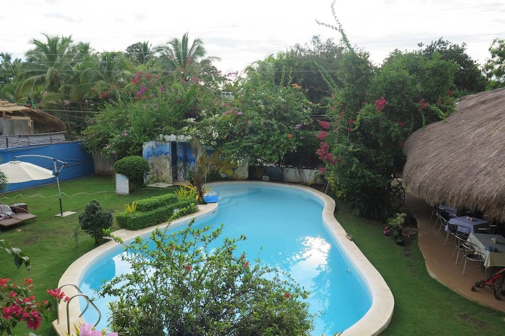 حوض السباحة