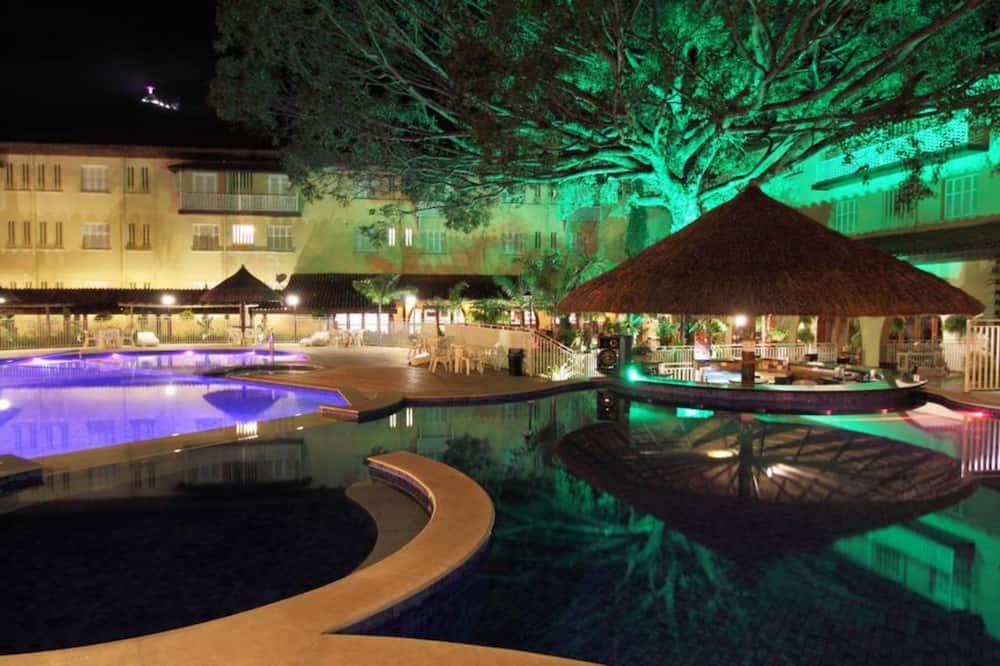 حوض السباحة